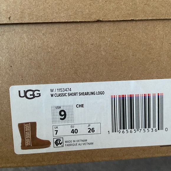 UGGS boots, was a gift and  the wrong size, haven’t been worn at all - Picture 4 of 4